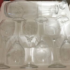 Vintage decanter and 6 glasses  Like new